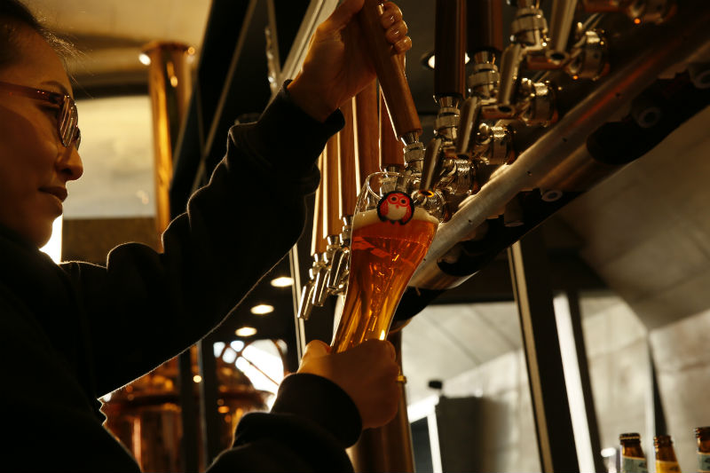 Serving Beer At Hatachino Nest Brewery